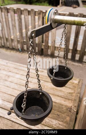 Équipement de terrain de jeu de la vieille école de Rathmell Banque D'Images