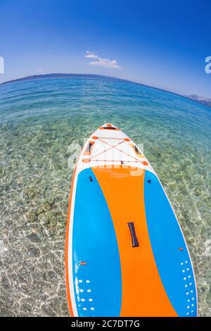 Paddle colorée contre la mer d'azur à Brela, Croatie Banque D'Images