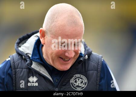 7 mars 2020, Deepdale, Preston, Angleterre; Sky Bet Championship, Preston North End v Queens Park Rangers : le directeur des Queens Park Rangers, Mark Warburton, regarde le sol Banque D'Images