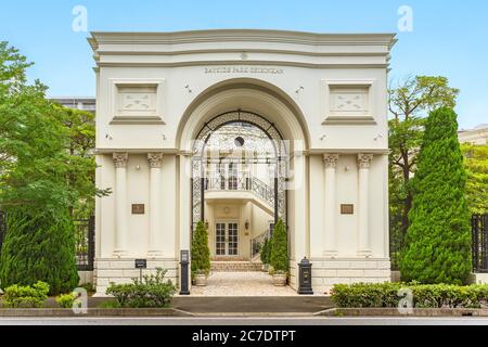 chiba, japon - juillet 08 2020 : entrée de l'arche triomphale de style européen de la salle de mariage japonaise Bayside Park Geihinkan dans la ville de Chiba. Banque D'Images