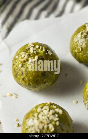 Balles d'énergie Matcha Bliss maison avec dattes, chanvre et noix Banque D'Images