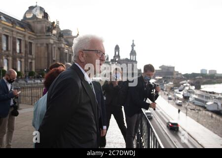 Dresde, Allemagne. 16 juillet 2020. Winfried Kretschmann (Bündnis90/Die Grünen) est debout sur la terrasse Brühlsche. Kretschmann est en visite de deux jours dans l'État libre. Credit: Sebastian Kahnert/dpa-Zentralbild/dpa/Alay Live News Banque D'Images