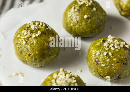 Balles d'énergie Matcha Bliss maison avec dattes, chanvre et noix Banque D'Images