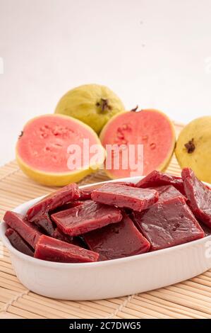 Confiture de goyave maison. Un des desserts les plus populaires au Brésil Banque D'Images