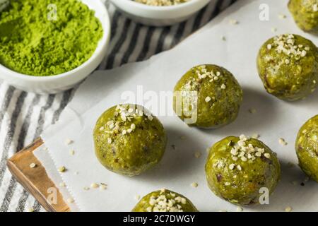 Balles d'énergie Matcha Bliss maison avec dattes, chanvre et noix Banque D'Images