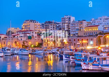 Vue sur la ville d'Héraklion avec port avec yachts et bateaux de pêche au crépuscule, île de Crète, Grèce. Paysage grec Banque D'Images