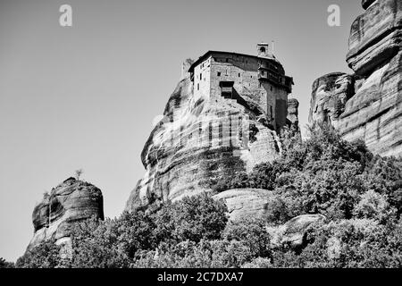 Le monastère d'Agios Nikolaos à Meteora, Grèce. Paysage grec noir et blanc Banque D'Images