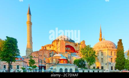 Vue panoramique de la mosquée Sainte-Sophie à Istanbul dans la soirée, en Turquie Banque D'Images