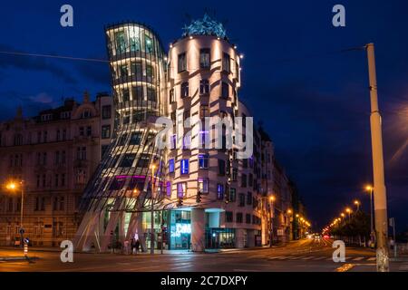 Prague, République Tchèque - juillet 10 2020: Maison de danse surnommée Fred et Ginger, appelée Tancici Dum en tchèque à Prague, conçue par Vlado Milunic et F Banque D'Images