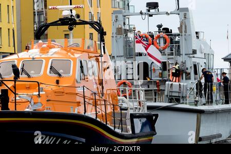 HMS Smitre et HMS exploit visitent Sovereign Harbour sur la côte sud du Royaume-Uni. Banque D'Images