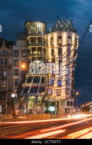 Prague, République tchèque - juillet 10 2020: Maison de danse appelée Fred et Ginger ou Tancici Dum en tchèque à Prague, conçue par Vlado Milunic et Frank GEH Banque D'Images