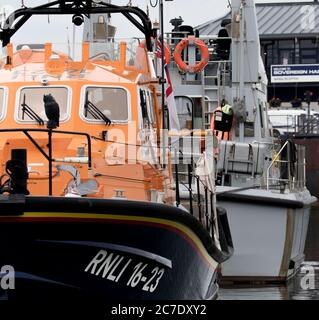 HMS Smitre et HMS exploit visitent Sovereign Harbour sur la côte sud du Royaume-Uni. Banque D'Images