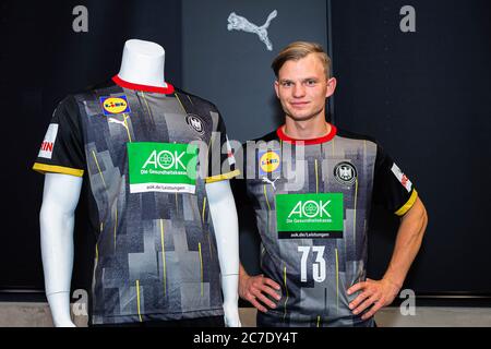 Heidelberg, Allemagne. 16 juillet 2020. Handball, DHB : présentation des équipes nationales. Le joueur national allemand Timo Kasening (Allemagne/MT Melsungen) se dresse entre deux mannequins de mode portant la nouvelle équipe et des maillots de gardien de but. Credit: Marco Wolf/Wolf-sportfoto/dpa/Alay Live News Banque D'Images