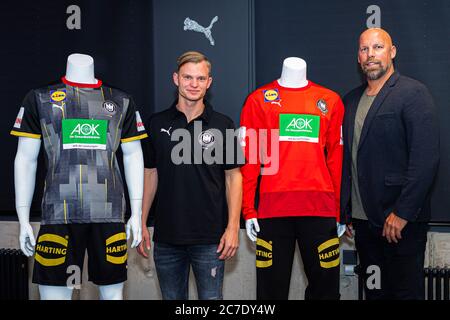 Heidelberg, Allemagne. 16 juillet 2020. Handball, DHB : présentation des équipes nationales. Le joueur national allemand Timo Kasten (l, Allemagne/MT Melsungen) et le directeur sportif de DHB Axel Kromer se tiennent à côté des mannequins portant le nouveau maillot de l'équipe et du gardien de but. Credit: Marco Wolf/Wolf-sportfoto/dpa/Alay Live News Banque D'Images