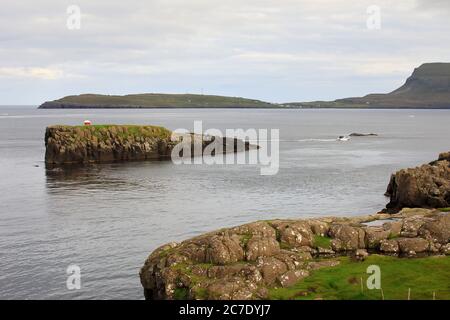 Hoyviksholmur Island avec phare et l'île de Nolsoy à la distance.Torshavn. Streymoy.Îles Féroé.territoire du Danemark Banque D'Images