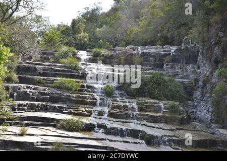 Cascade. Cascade en saison sèche dans le parc national, site touristique, vue de bas en haut, avec végétation latérale, Brésil, Amérique du Sud Banque D'Images