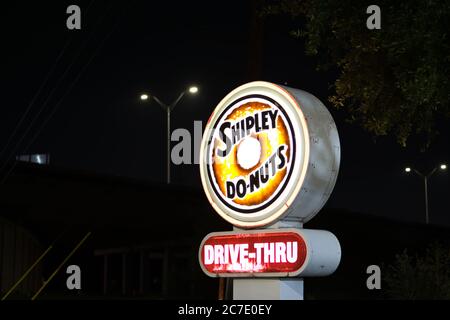 Humble, Texas/USA 09/29/2019: Neon Shipley Do-NUTS signe sur Old humble Rd à humble, TX. Les noix de Shipley sont emblématiques dans le sud des États-Unis. Banque D'Images