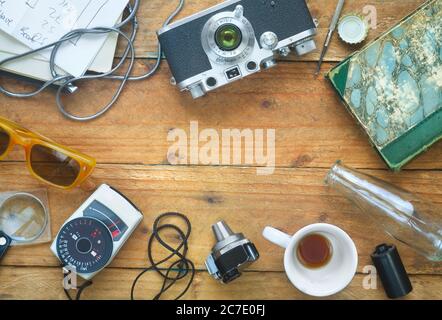 appareil photo avec détecteur de gamme de films anciens et objets de photographe analogique, espace de copie gratuit, pose à plat Banque D'Images