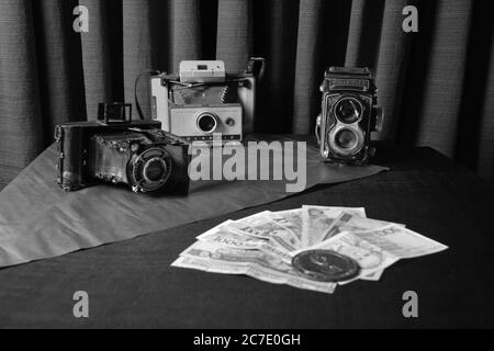 Caméras fixes analogiques. Vieux, vintage, avec argent et médaille, marques Polaroid, Rolleiflex avec mise au point sélective, photo noir et blanc, Brésil, Banque D'Images