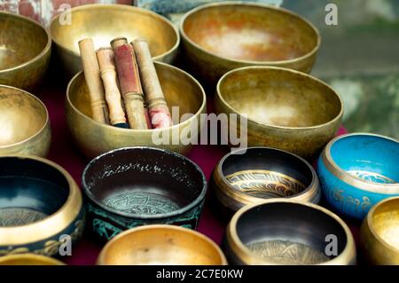 Bols musicaux de chant en laiton placés dans un magasin à mcleodganj himachal pradesh Banque D'Images
