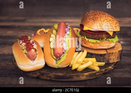 Restauration rapide - Hot dogs, hamburgers et frites Banque D'Images