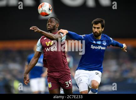 Keinan Davis (à gauche) et Andre Gomes (à droite) d'Aston Villa se battent pour le ballon lors du match de la Premier League à Goodison Park, Liverpool. Banque D'Images