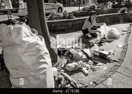 Everett, Washington, États-Unis. 15 juillet 2020. PENELOPE PROTHEROE d'Angel Resource Connection récupère les déchets laissés par les sans-abri au parc Mathew Parsons. Sans camp officiel de sans-abri dans la ville d'Everett, les personnes déplacées n'ont nulle part où se rendre chez elles pour créer un environnement propre et sûr. Crédit : Tom Kirkendall/ZUMA Wire/Alay Live News Banque D'Images