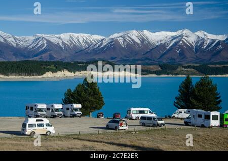 Camp de liberté avec campans avec bleu lac Pukaki et neige montagnes couvertes en arrière-plan, South Island, Nouvelle-Zélande Banque D'Images