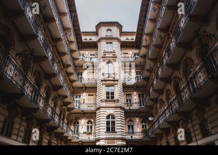 Cour de l'ancien bâtiment historique de Budapest, Hongrie. Banque D'Images