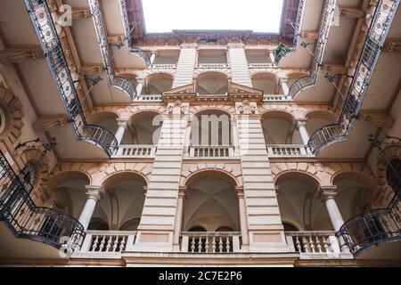 Cour de l'ancien bâtiment historique de Budapest, Hongrie. Banque D'Images