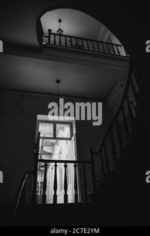 Photo en noir et blanc de l'ancien escalier en colimaçon, escalier en colimaçon à l'intérieur de la vieille maison à Budapest, Hongrie Banque D'Images