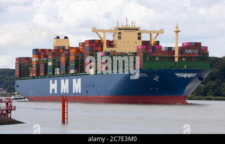 Hambourg, Allemagne, 16 juillet 2020, bateau à conteneurs « HMM Copenhagen » vu sur l'Elbe, entrant dans le port de Hambourg Banque D'Images