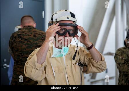 Le représentant américain Greg Murphy de Caroline du Nord ajuste son équipement de vol lors d'une visite du camp de base du corps des Marines Lejeune et de la station aérienne du corps des Marines New River le 15 juillet 2020 à Jacksonville, en Caroline du Nord. Banque D'Images