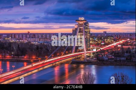 Paysage urbain de Bratislava, Slovaquie avec le nouveau pont sur le Danube à Sunrise Banque D'Images