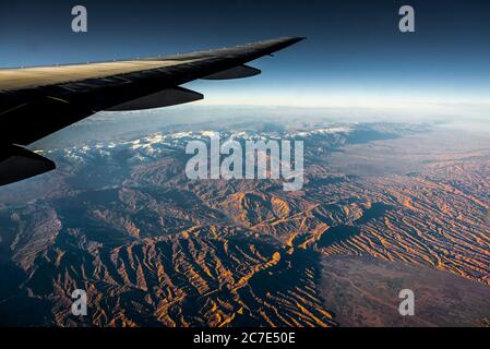 Vue aérienne d'un avion. Voler au-dessus de belle Terre au lever du soleil. Banque D'Images