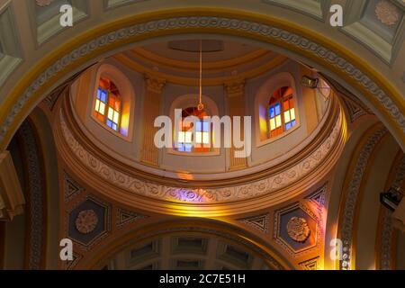 L'exquise coupole en vitraux à l'intérieur de l'église catholique romaine notre-Dame des Anges dans la ville de Pondichéry, en Inde du Sud. Banque D'Images