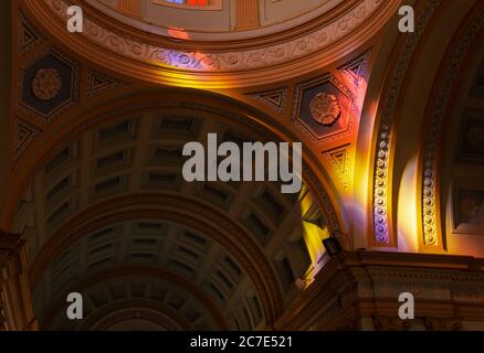 Lumière colorée frappant les hauts plafonds de l'église catholique romaine notre-Dame des Anges à Pondichéry. Banque D'Images