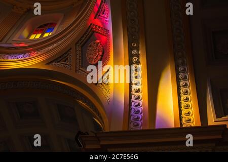 Lumière colorée frappant les hauts plafonds de l'église catholique romaine notre-Dame des Anges à Pondichéry. Banque D'Images