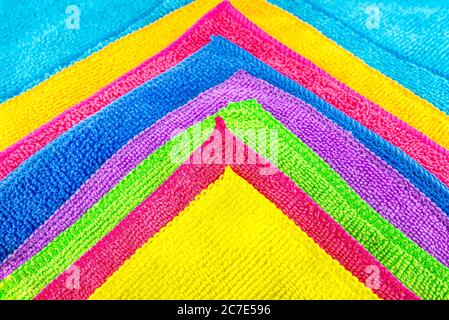Arrière-plan composé de différentes couleurs de matériau en microfibre superposées, en forme de triangle. Banque D'Images