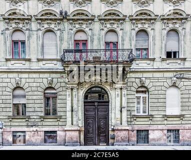 Budapest, Hongrie, août 2019, vue sur un vieux bâtiment avec sculpture architecturale au centre de la capitale Banque D'Images