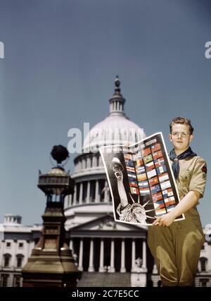 Garçon Scout aidant à distribuer les affiches de lutte des Nations Unies pour la liberté pour aider à l'effort de guerre, Capitole des États-Unis en arrière-plan, Washington, D.C., États-Unis, John Rous, Office des États-Unis d'information de guerre, 1943 Banque D'Images