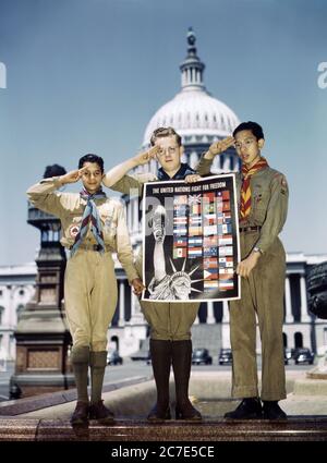 Portrait de trois scouts à saluting qui aident à distribuer les affiches de combat pour la liberté des Nations Unies pour aider à l'effort de guerre, Capitole des États-Unis en arrière-plan, Washington, D.C., États-Unis, John Rous, Office of War information, 1943 Banque D'Images