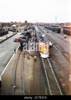 Santa Fe Railroad Streamliner, le « Super Chief », qui est desservi à Depot, Albuquerque, Nouveau-Mexique, États-Unis, Jack Delano, Office of War information des États-Unis, mars 1943 Banque D'Images