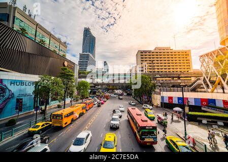 BANGKOK, THAÏLANDE - 16 DÉCEMBRE 2018 - quartier en face du centre commercial Central World. Circulation sur Ratchadamri Road le 16 décembre 2018 à Bangkok, Tha Banque D'Images