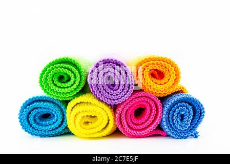 Arrière-plan composé de différentes couleurs de matériau en microfibre, enroulé et empilé l'un sur l'autre, vue avant. Banque D'Images