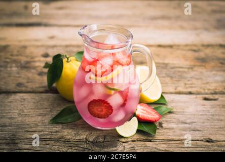 Limonade rose fraîche maison avec citron, citron vert et fraises Banque D'Images