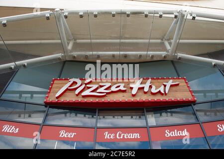 Maidenhead, Berkshire, Royaume-Uni. 16 juillet 2020. Le grand restaurant Pizza Hut, à côté du cinéma Odeon à Maidenhead, reste temporairement fermé à la suite du blocage du coronavirus, tout comme le cinéma. Crédit : Maureen McLean/Alay Banque D'Images