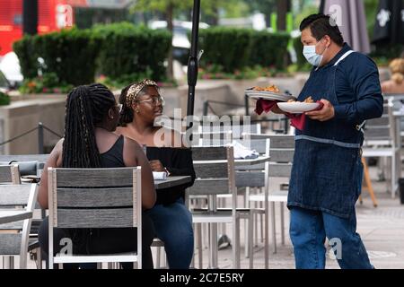 Washington, États-Unis. 16 juillet 2020. Les gens mangent à l'extérieur dans un restaurant de Washington, DC, le jeudi 16 juillet 2020. Les cas de hausse de COVID ont bloqué les plans du centre de distribution de remettre le service complet dans les restaurants de la région. Photo de Kevin Dietsch/UPI crédit: UPI/Alay Live News Banque D'Images