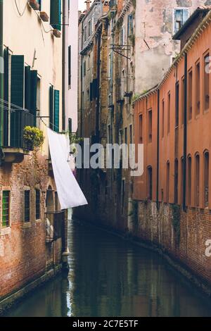 Plan vertical d'un étroit canal d'eau entre les anciens bâtiments européens. Parfait pour un papier peint. Banque D'Images