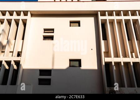 Pondichéry, Inde - février 2020 : architecture moderne d'un bâtiment blanc avec un design géométrique. Banque D'Images